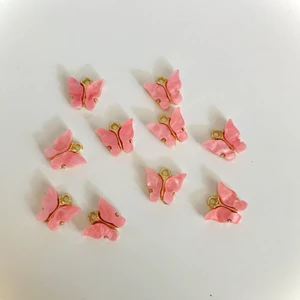 Fjärils berlocker   - 1 fjäril=5kr.  2 fjärilar=10kr.   2 fjärilar + örhängen=15kr.  + 10kr frakt 