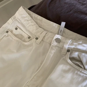 Vita weekday jeans i modellen ”row” - Sparsamt använda jeans i bra skick, lite korta på mig som är 167/168