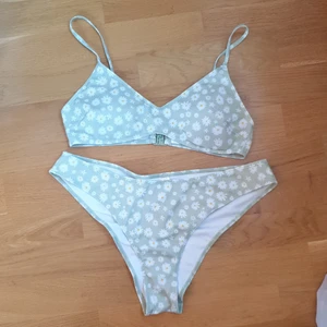 Bikini från monki - Helt oanvänd bikini från Monki! Endast testad (med underkläder under) men jag upplevde den lite stor på mig. Supersöt bikini verkligen! Fodrad, knäppning i bak samt justerbara band. Skickar endast. Nypris 250kr, säljer nu för 120kr + frakt 