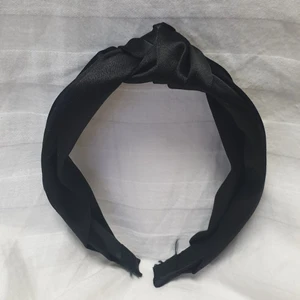 Hårband - Svart hårband av satin med knut 👑 Köptes för 120kr men har en liten löss tråd. Använd 1 gång. 😊