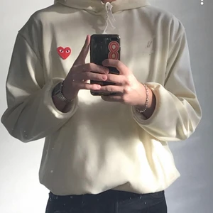 CDG play hoodie  - Size L (sitter som en oversized M). Riktigt clean fit, färgen funkar även till det mesta! Tveka inte att höra av dig om du har frågor eller är intresserad överlag! Skicket ligger på 8-9/10. Säljer billigt pga behov av pengar :(     (Fläcken på bilden är från spegeln!)