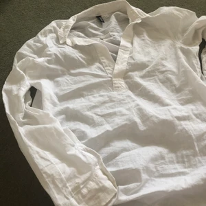 Skjorta  - Fin vit skjorta från hm. Fint skick, använd några gånger. 50+frakt