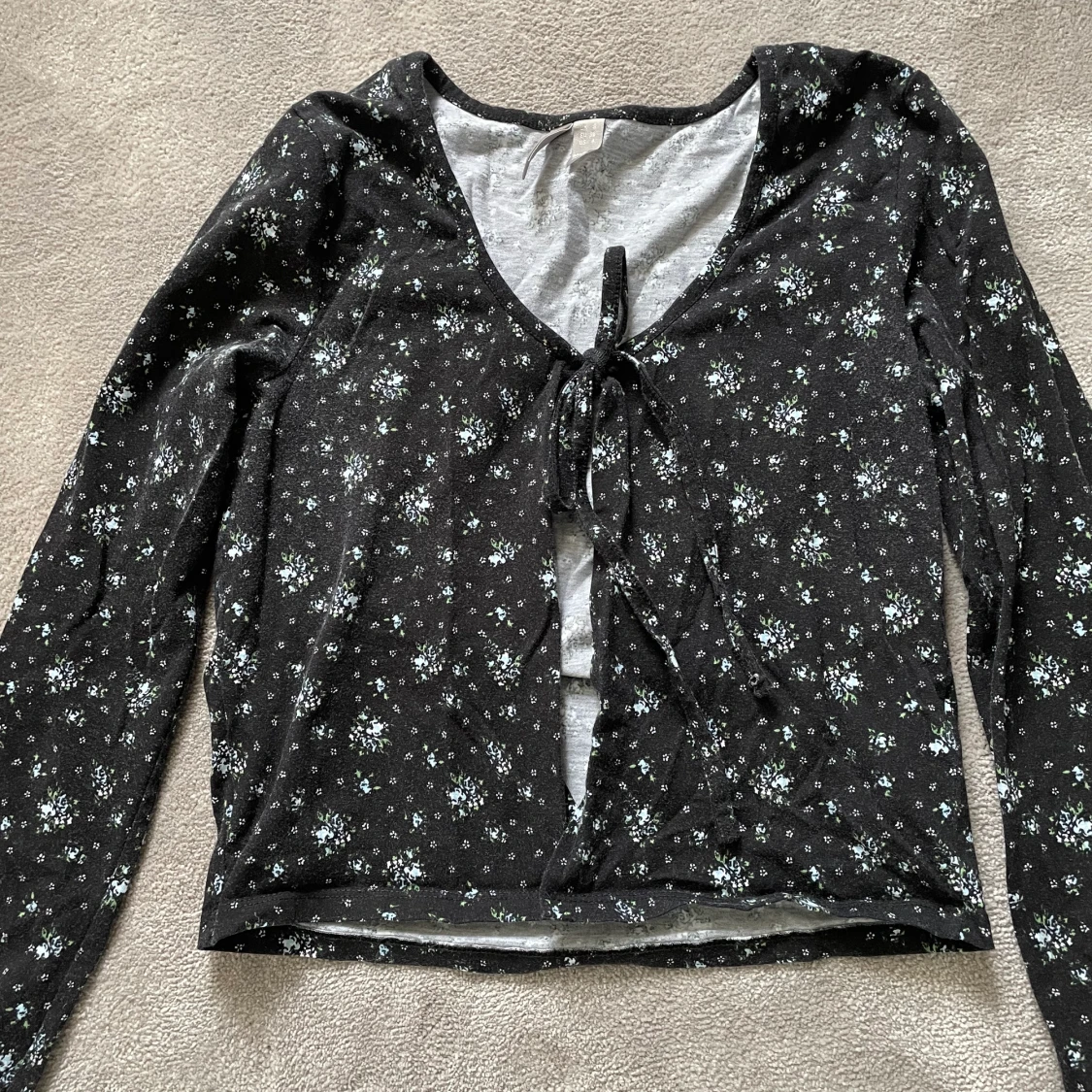 Söt blommig tröja med knytning framtill