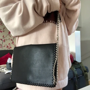 Snygg, handväska👜  - Aldrig använd, den har ett fack i. Och den har en kedja.💗👜 Den är köpt på ”NLY Accessories” Den passar in i dagens mode☀️