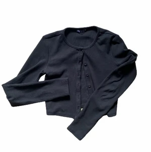 Kofta från zara - svart småribbad kofta från zara, storlek s, lite kortare i modellen! perfa till hösten?! frakt tillkommer på 48:-