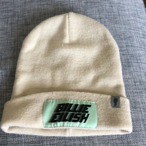Billie Eilish mössa - Beige/grön mössa. Stickad.