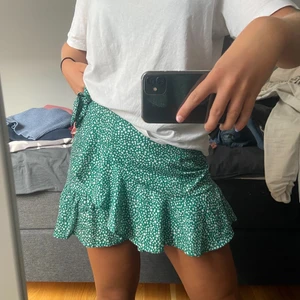 Volangkjol - Fin grön kjol ifrån Shein! Säljs då den tyvärr inte kommer till användning. Skulle säga att den är normal i storleken. Köparen står för frakten🤪