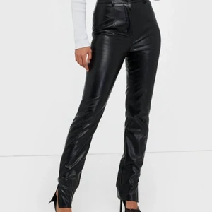Skinnbyxor - Byxor i fake skinn. Aldrig använda och har prislappen kvar. Säljer då jag ej fått nån användning av de. St L men passar M då de inte är så stretchiga. Nypris: 349kr