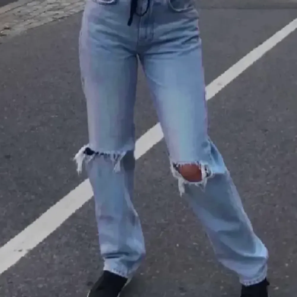 Jättefina 90s jeans från Gina tricot! Sparsamt använda, bra skick!💙 . Jeans & Byxor.