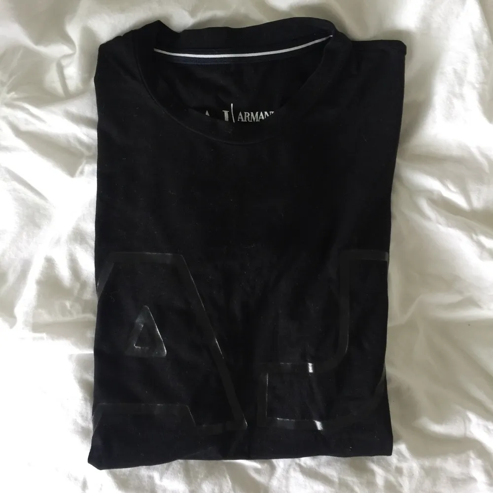 Armani t-shirt i 2000-stil, så gott som nyskick, liten i storlek passar till dig med xs-s . T-shirts.