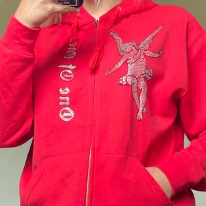 Oneofone hoodie röd M - INTRESSEKOLL, funderar på att sälja mina oneofone hoodies och undrar hur mycket folk skulle kunna buda för dem, Denhär röda är i storlek M och endast testad. De minsta du kan buda för e 1200kr