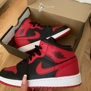 Air jordans 1 mid (Nike) - Säljer dessa jordans 1 mid, Storlek 36 som aldrig kommit i användning och är super fräscha! 💕Möts ej upp utan dessa skor fraktas