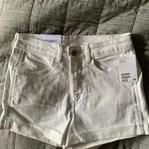 Säljer ett par helt nya vita jeans shorts från HM med lappar kvar. Super fina o storlek 36. Mitt pris 100kr + frakt 💕
