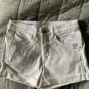 Nya vita shorts - Säljer ett par helt nya vita jeans shorts från HM med lappar kvar. Super fina o storlek 36. Mitt pris 100kr + frakt 💕