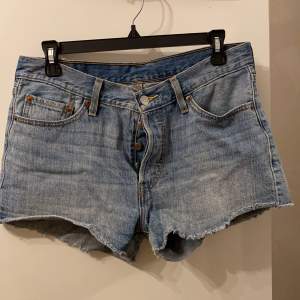 Levis 501 shorts i en supersnygg tvätt. Storleken är W28 eller W29, har klippt bort lappen men kommer ihåg att det är någon av dem två.. troligtvis W28! De är i jättefint skick, säljes endast pga blivit för små för mig! Köparen står för frakten eller möts upp i Västerås/Sthlm. 