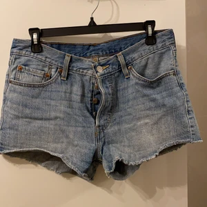 Levis 501 shorts - Levis 501 shorts i en supersnygg tvätt. Storleken är W28 eller W29, har klippt bort lappen men kommer ihåg att det är någon av dem två.. troligtvis W28! De är i jättefint skick, säljes endast pga blivit för små för mig! Köparen står för frakten eller möts upp i Västerås/Sthlm. 