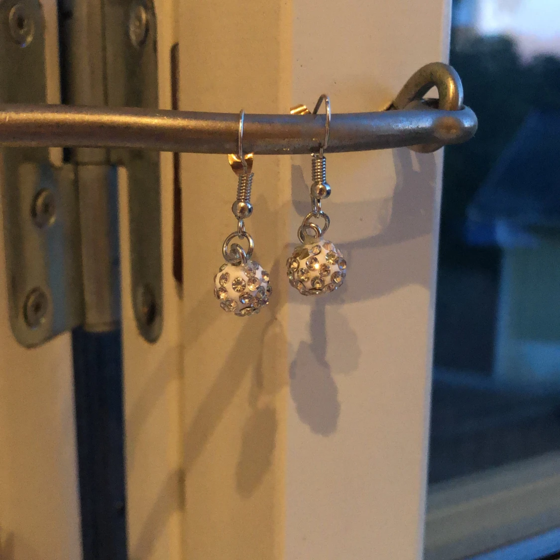 Vita strass örhängen🤩 - 90