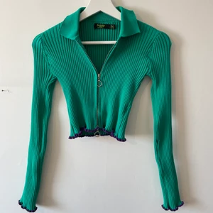 Turkos croptop. - Turkos croptop med lila detaljer från jaded london. Dragkedja hela vägen. Använd fåtal gånger.