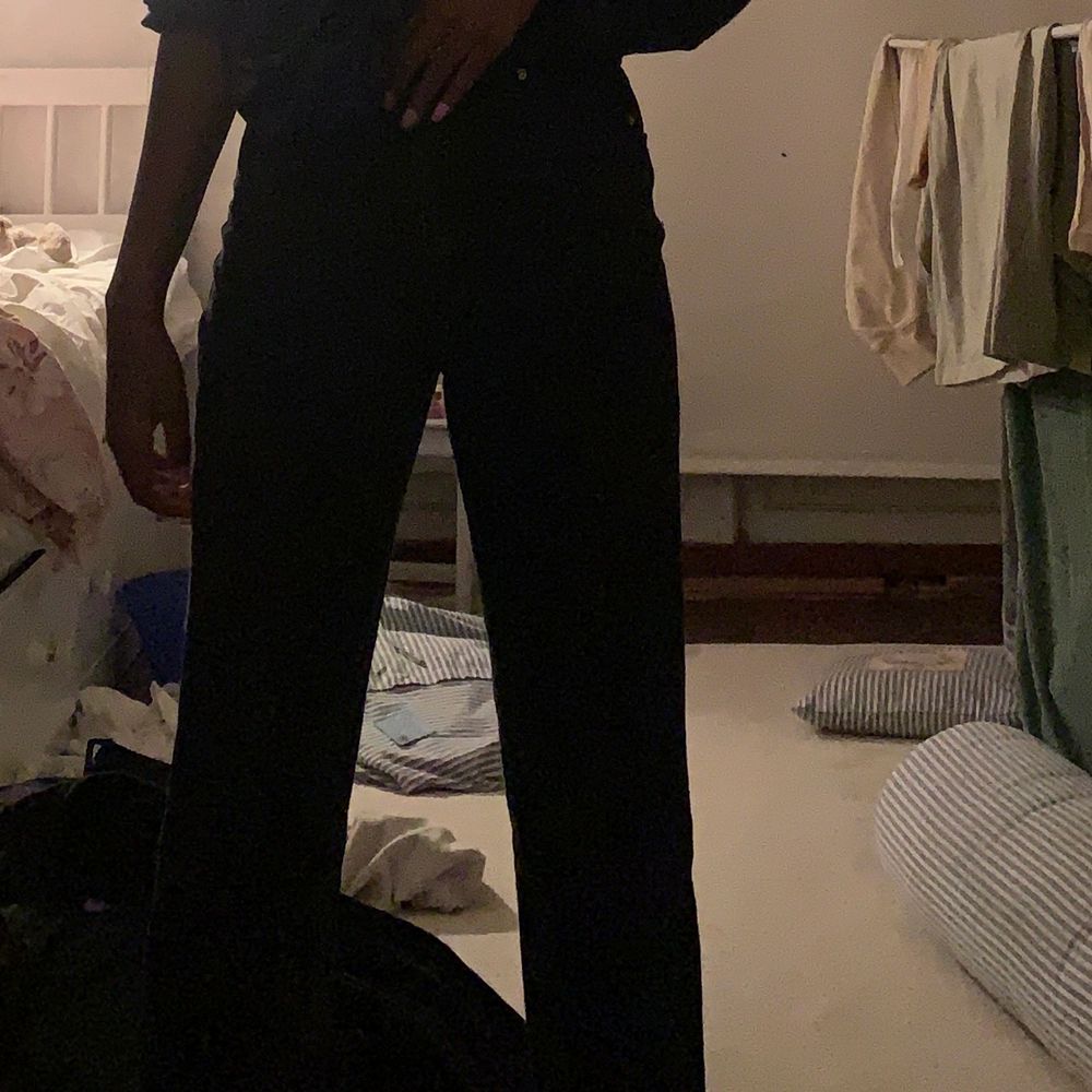 Mom jeans Från ginatricot. Andvänd fåtal gånger. Ordinarie pris 500kr. Jeans & Byxor.