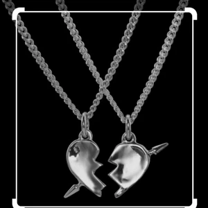 Maria nilsdotter halsband - Säljer mina favorit halsband från Maria Nilsdotter då jag vill ha guld istället!🌟har ena halvan på you and me halsbandet och sen har jag ett A i Wonky letters! You and me halsbandet är slut på hemsidan! Buda 