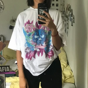 Tshirt med coolt tryck - T-shirt från collusion. Använd fåtal gånger. Man kan ana två fläckar på tredje bilden som dock borde gå bort i tvätt. Oversized 