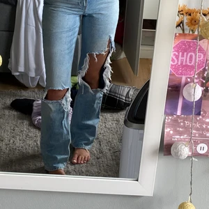 blåa straight håliga jeans - skitsnygga håliga straight högmidjade jeans, det större hålet har blivit lite upprivet men inget farligt💕