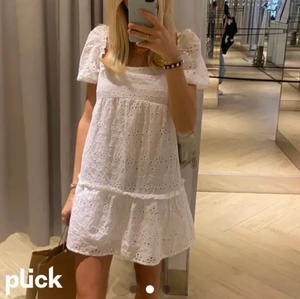 Klänning - Super fin klänning från Hm som är helt slutsåld. Den är i storlek 38 men passar även en 36:a.❤️ Skriv till mig vid frågor eller önskan om fler bilder💕