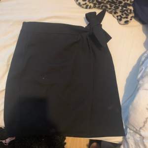 En svart kjol som man knytter från h&m