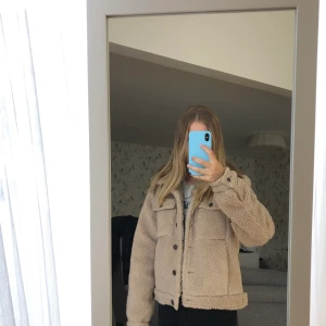 Jacka - En kort, oversized teddyjacka, från Glamorous, storlek 36 (S).   Säljer då den är för stor för mig, och är därmed aldrig använd. Köparen står för frakt, pris kan diskuteras 💕