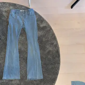 Ljusblåa jättefina jeans dem är i bra skick. Säljer för att dem är för små 