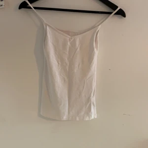 Vitt linne  - Lätt vitt linne som är lite v ringat super snygg ditalj. Aldrig använt. Tunna band runt om, ca 1 år gammalt 