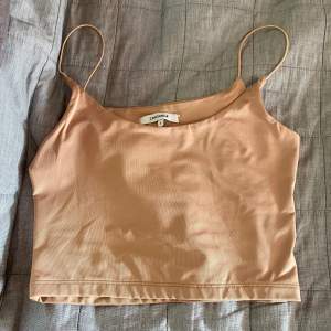 Säljer denna fina tröja i färgen ”sand” från Chiquelle! Den kommer ej till användning det är därför jag säljer den!☺️ Den är knappt ens använd!☺️❤️