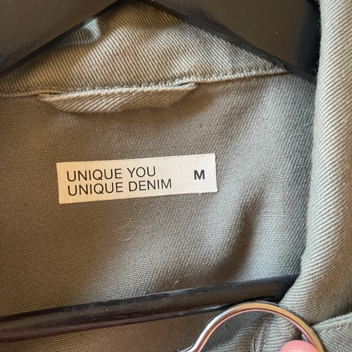 Militär grön jacka med detaljer