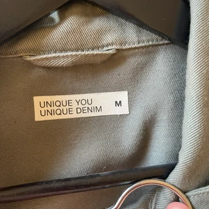 Militär grön jacka med detaljer - I väldigt fint skick, snygga detaljer på ryggen 