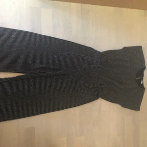 Fest dress - Dressen är använd en gång, men tvättad och ren💗 Den är köpt på Lindex och jag råkade köpa fel storlek. Den är svart med glitter.🪴