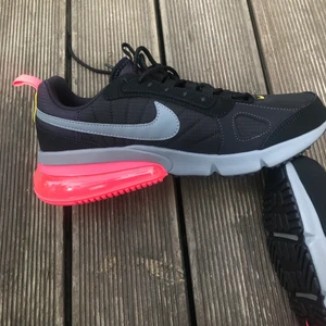 Nike Air Max 270 - Oanvända Nike air Max 270  Från Intersport för 1499kr Färgerna svart, grått & neon rosa 🖤💗 Storlek 8,5 US som motsvarar storlek 43 EU Säljs för 500kr!! Passar väl till träning, promenader eller vardagligt bruk✨