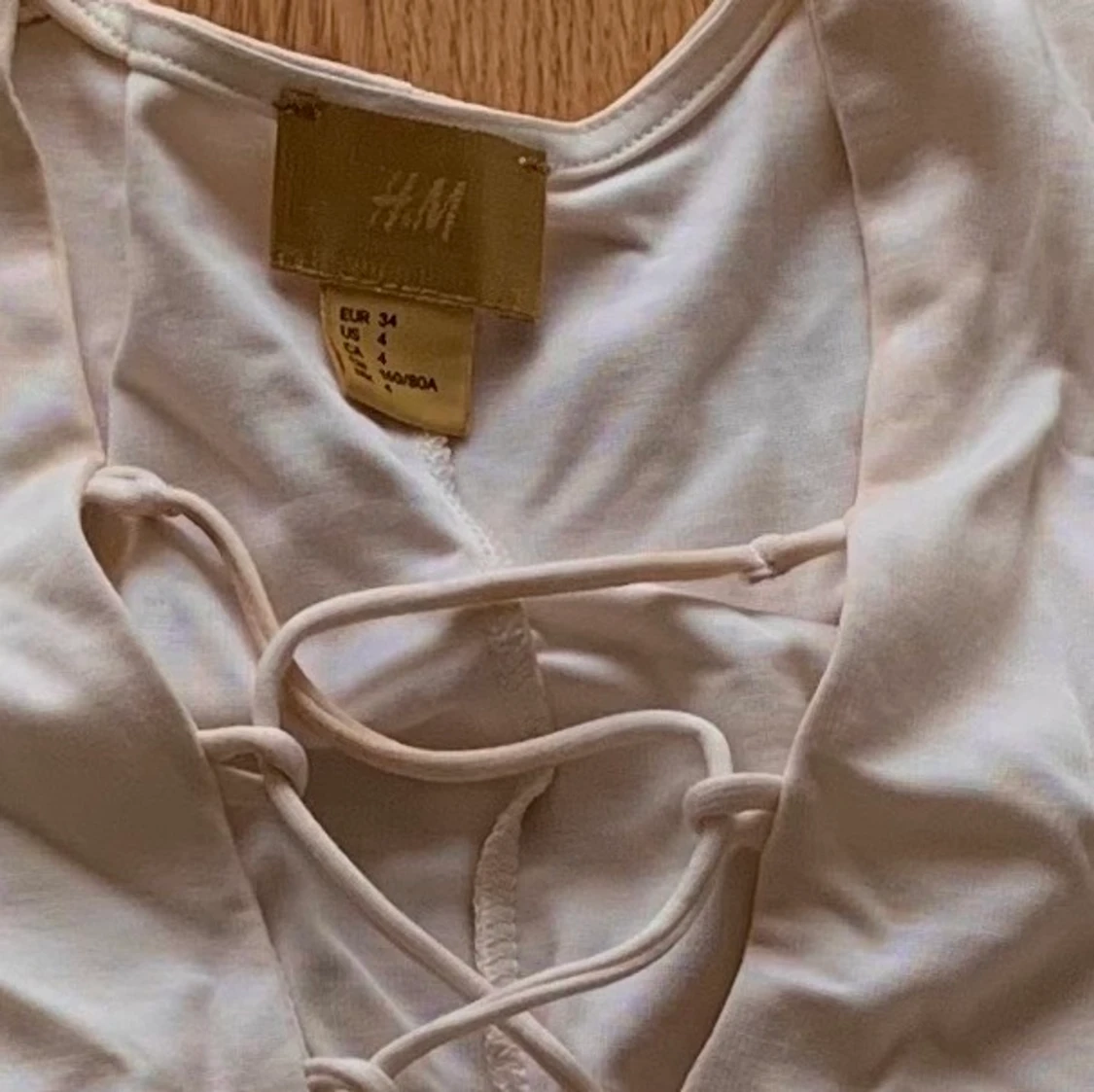 Vit topp med djup urringning - 90