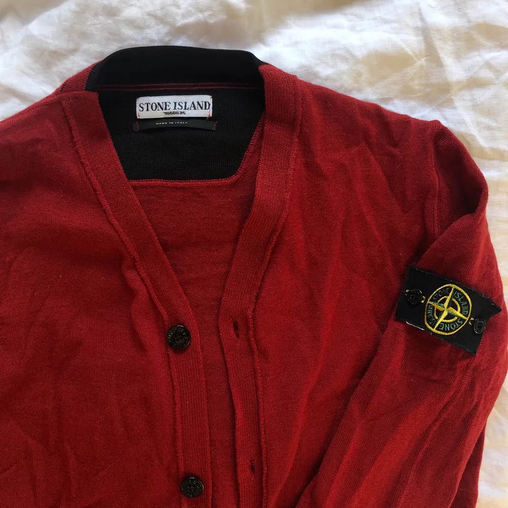 Röd kofta från Stone Island. Inköptes för ca 10 år sedan men är fortfarande i mycket bra skick. Skriv om du har frågor:) frakt står köparen för . Tröjor & Koftor.