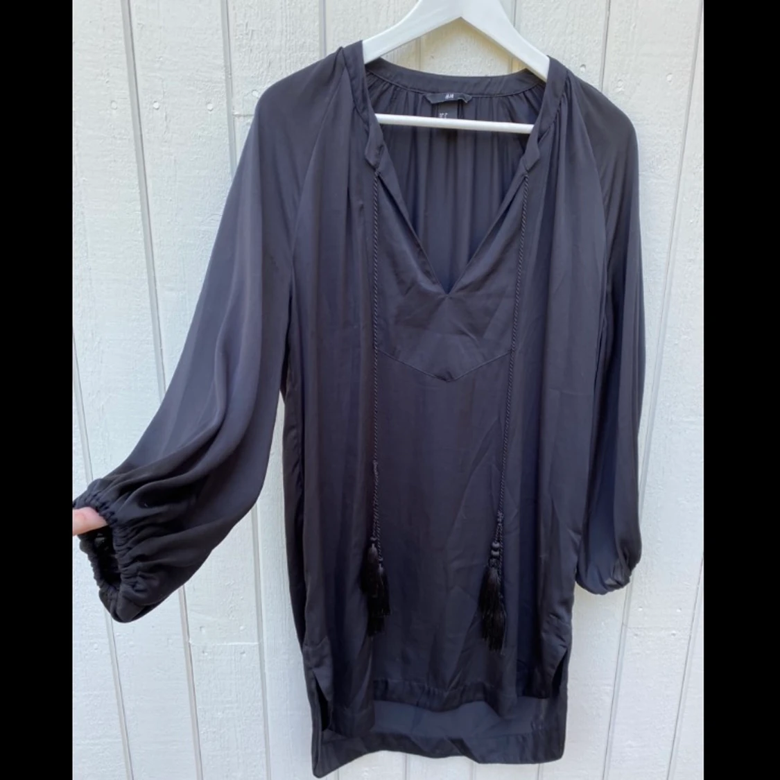 Svart silkig klänning/tunika med tassels 