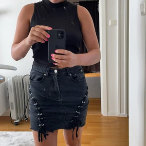 Jeans kjol - En svart jeanskjol med en snörning som detalj. Från Bik Bok och storlek S. Mycket bra skick