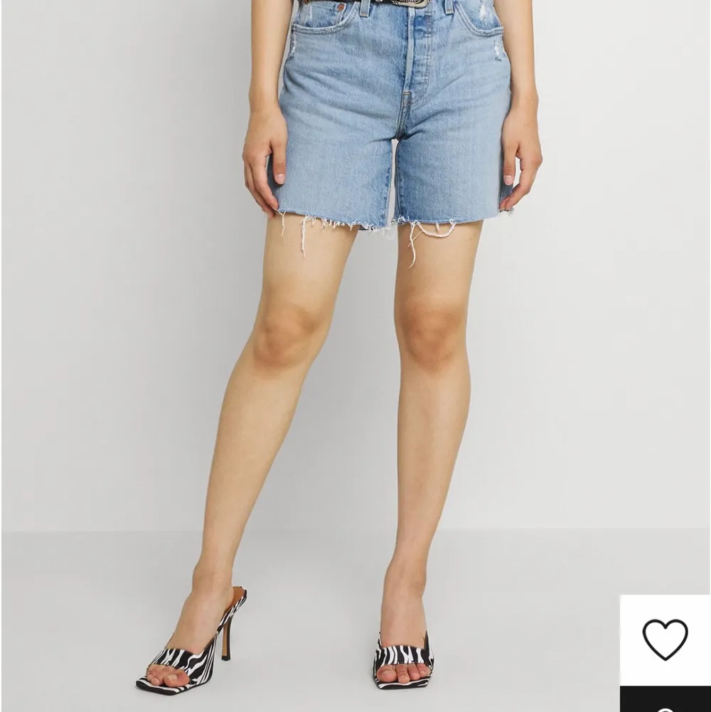 Fina levis jeans-shorts, i nyinköpta och iprincip oanvända. . Shorts.