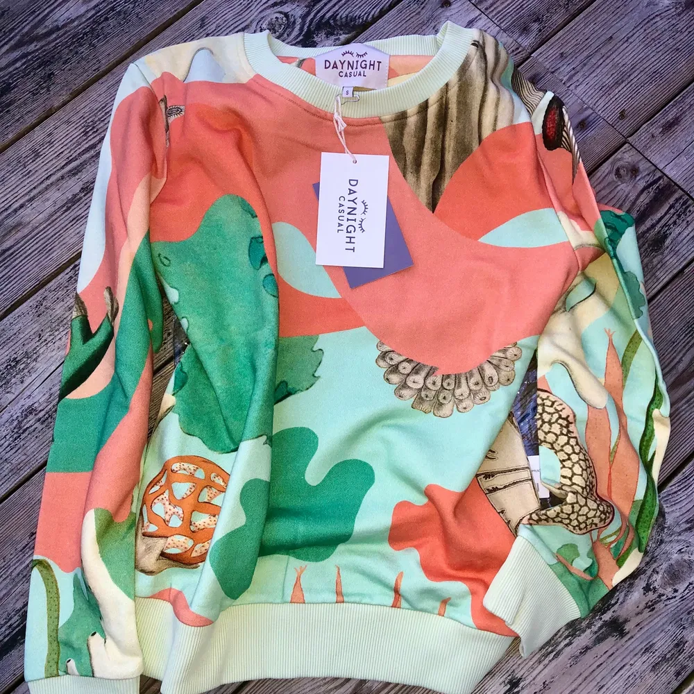 🧚‍♀️Fräsch sommarlook🧡                       🍀NY☀️tröja från Daynightcasual som inte finns att köpa längre👌Tyvärr för liten för mig. ☝️ord.pris 1695,- fanns på rea men nu är den slutsåld. Säljes för 1000 vid snabbt köp annars budgiv. Tröjor & Koftor.