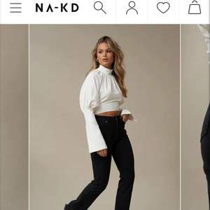 Säljer ett par supersnygga jeans från Hanna schönbergs kollektion med NAKD, de är super fina och långa, säljer pga lite för stora för mig :( säljer för 350 ink frakt!