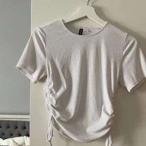 Topp från H&M  - Ribbad topp från HM i storlek M. Passar xs till m beroende på hur du vill att toppen ska sitta, justerbar i midjan. Köparen står för frakten 🥰