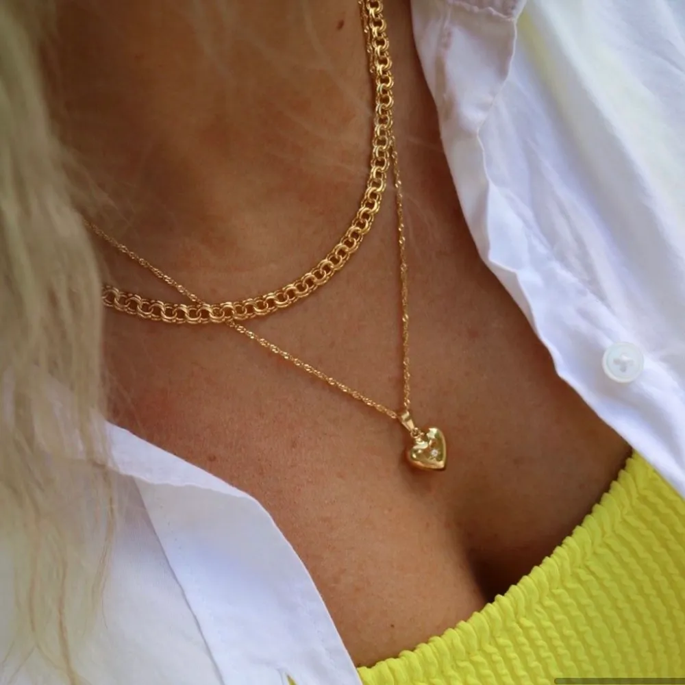 Helt nytt halsband med en hjärtberlock på från Safira, aldrig använt. ”24karats guldpläterade solid hearts as gold- halsband” Längd: 45-54cm.. Accessoarer.
