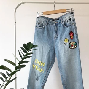Jeans från Zara - Favoriter som blivit för små!!! Klassisk mom-jeans modell med hög midja och detaljer💗