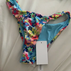 Hanna schönberg X nakd  - Jag har råkat få hem 2 stycken av samma bikiniunderdel och säljer även denna😇 Den är ifrån Hanna schönbergs kollektion med NAKD och är helt oanvänd✨❤️😇 