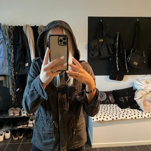 Jacka - SÅ FIN, oanvänd jacka🖤 från hm 