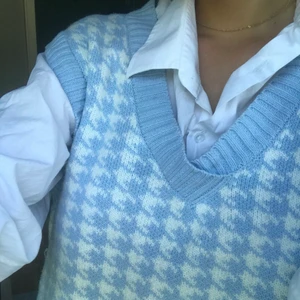 Rutig väst  - Säljer rutig väst då den är lite stor enligt mig! Använd Max 3-4 gånger.