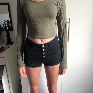 Croppad långämad - Knappt använd, väldigt bra skick. Säljer då den inte används. Det är min lillasyster som har på sig den på bilden💕 Köparen står för frakt men kan samfrakta om man vill ha mer.